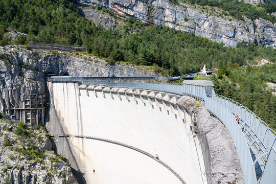 Vista della diga del Vajont, famosa per il disastro, a Longarone, Italia