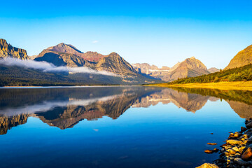 Obraz premium Beautiful Sunrise at Lake Sherburne in Glacier National Park
