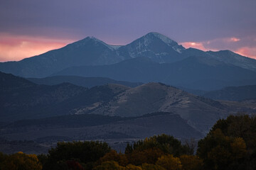 Naklejka premium sunset over the mountains