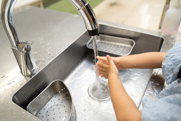 手洗いする子供