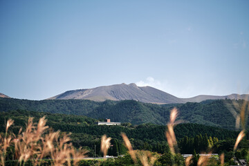 柳ヶ平散策路展望台と活火山の風景