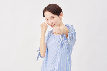女性　ミドルエイジ　パンチ　白背景
