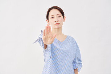 女性　ミドルエイジ　制止のジェスチャー　白背景