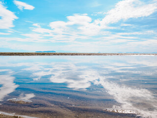 海面が空を反射する香川県の父母ヶ浜