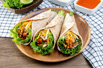 Mexican tacos with chicken meat and vegetables.