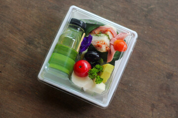 The snack set in the box contains vegetable and fruit juice and snacks.