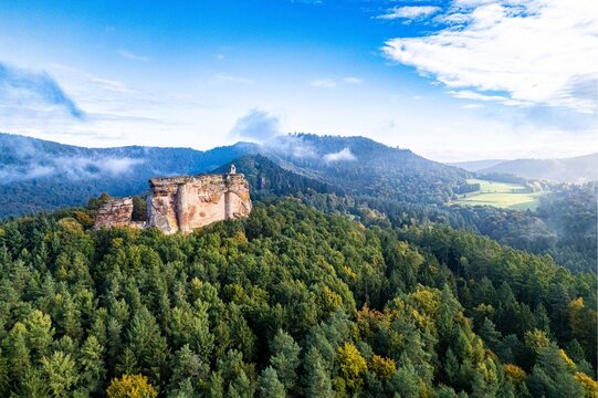 Luftaufnahme der Burgruine Fleckenstein im Elsass &ndash; historische Festung auf Sandsteinfelsen inmitten dichter W&auml;lder der Nordvogesen