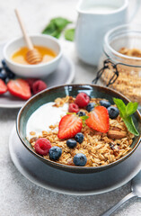 Healthy breakfast bowl with granola, yogurt, and berries