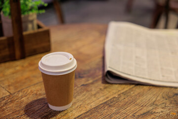 無人のカフェの片隅、開かれた雑誌と珈琲