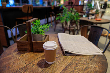 無人のカフェの片隅、開かれた雑誌と珈琲