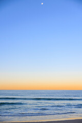 Obraz premium 海に沈む夕日、オーストラリアのゴールドコースト