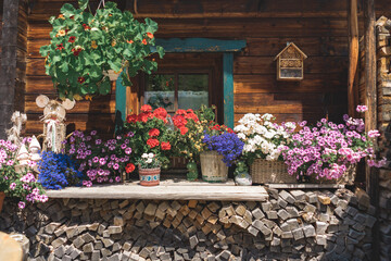 Berghütte mit Blumen