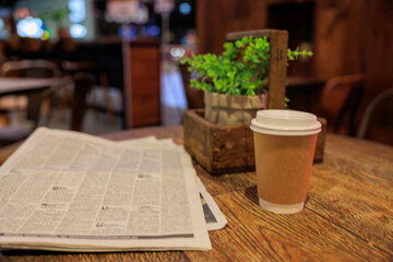 無人のカフェの片隅、開かれた雑誌と珈琲