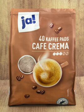 Ja Caffe Crema Pads auf Holz Hintergrund