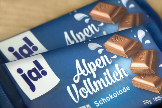 1 Tafel Ja Rewe  Schokolade Vollmilch und Hintergrund holz