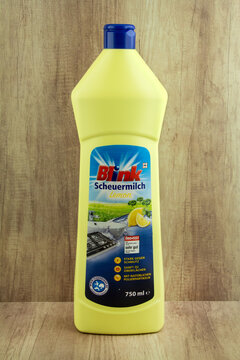 1 Flasche Blink Scheuermilch Zitrone Hintergrund Holz