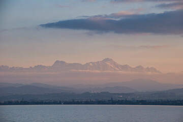 Bodensee, Schweizer Berge mit Säntis im Abendlicht