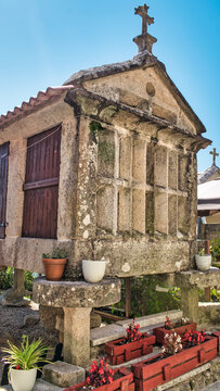 Antiguo y tradicional h&oacute;rreo gallego para conservar los alimentos y el grano alejados de la humedad y animales en la villa de Combarro, Espa&ntilde;a