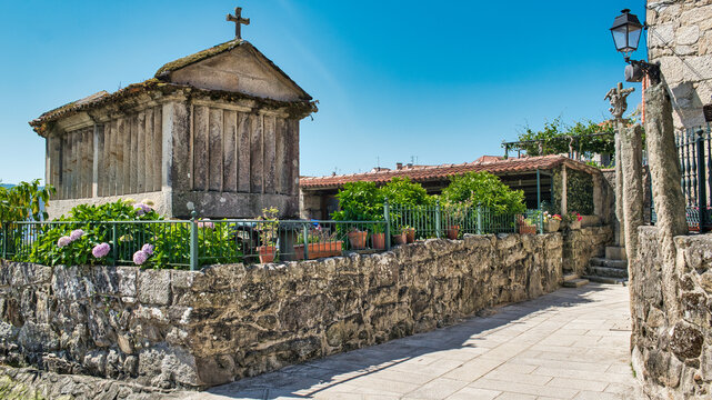 Calle en el hermoso pueblo de Combarro, Galicia, con uno de sus muchos h&oacute;rreos tradicionales para la conservaci&oacute;n de alimentos y grano, Espa&ntilde;a