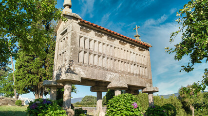 H&oacute;rreo tradicional gallego en Ponte Sampaio, Pontevedra, para mantener y conservar los alimentos y el grano alejados de la humedad y animales