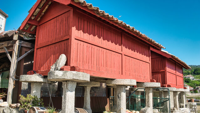 Hermosos tradicionales h&oacute;rreos gallegos pintados de rojo en la villa de Combarro, provincia de Pontevedra, Espa&ntilde;a