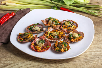 Baked scallops with scalion oil