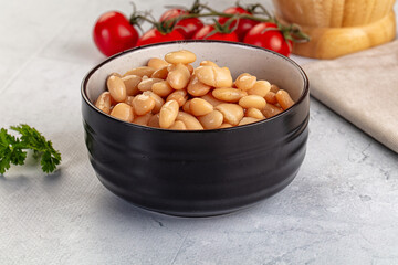 Canned white beans in the bowl