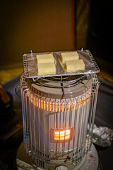 石油ストーブで餅を焼く