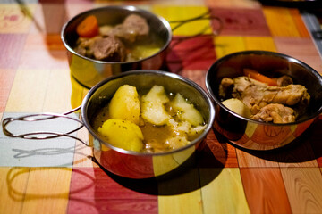 キャンプで作った料理を食べる