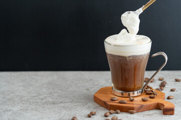 小さなスプーンでウィンナーコーヒー（アインシュペナー）をつくる