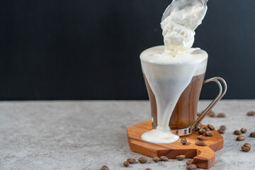 ウィンナーコーヒーのクリームがカップからこぼれる