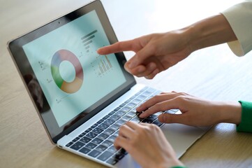 オフィスでパソコン作業をする女性の手元