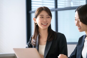 オフィスでデスクワークをする日本人女性
