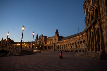 Obraz premium Sevilla, Spain - 23 Apr 23: Evening elegance at a historic plaza