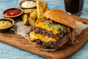 Smash burger with cheddar cheese and caramelized onions, served with fries