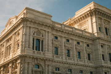 Obraz premium Facade of a monumental historic building with neoclassical details in Rome, Italy. Elegant architecture, cultural heritage, and travel concept.