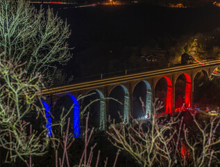 Viaduc de Cize-Bolozon de nuit aux couleurs de la République Française à Corveissiat, Ain, France