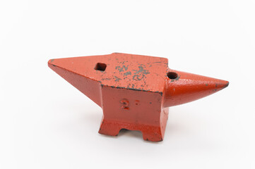 primo piano divecchio  incudine in metallo rosso su sfondo bianco