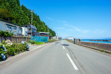消波ブロックの見える漁村の風景
