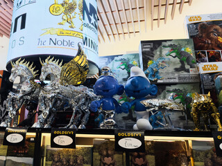 Naklejka premium Vibrant store display with fantasy figures dinosaurs unicorns and a large digital banner