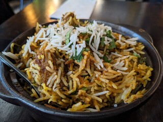 スパイス香る本格的なラムビリヤニのクローズアップ