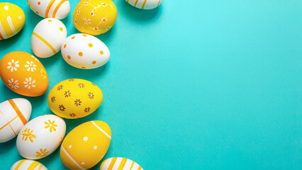 Bunte Ostereier auf türkisfarbenem Hintergrund mit freiem Platz für Text
