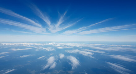 深い青空に描かれる雲の軌跡