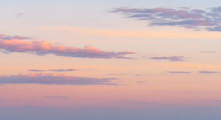 柔らかな光に包まれた雲の群れ