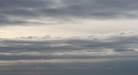 空一面に広がる高層雲のベール