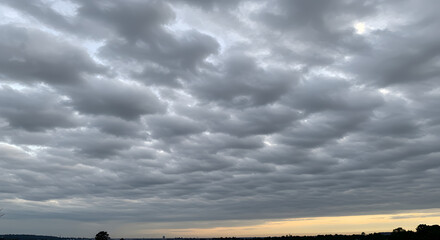 低空に浮かぶ灰色の雲の群れ