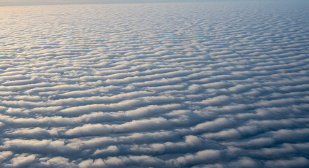 秋空に浮かぶ巻積雲のリズム