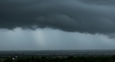 空を覆う重厚な乱層雲