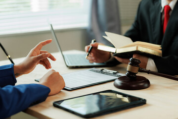Obraz premium The conversation between lawyer and client is based on integrity.