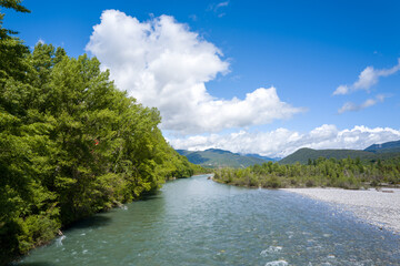 Obraz premium This landscape photo was taken in Europe, Spain, Aragon, Aínsa Sobrarbe, in summer. It shows the Rio Cinca river in Aínsa-Sobrarbe, under the Sun.